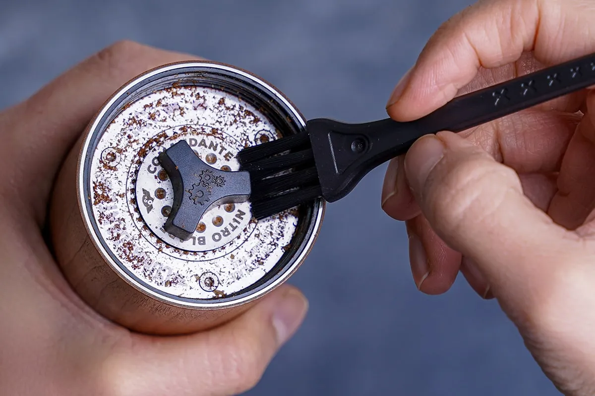 راهنمای درجه آسیاب قهوه برای روش های مختلف دم آوری قهوه 4 چگونه آسیاب قهوه خود را تمیز کنیم ؟