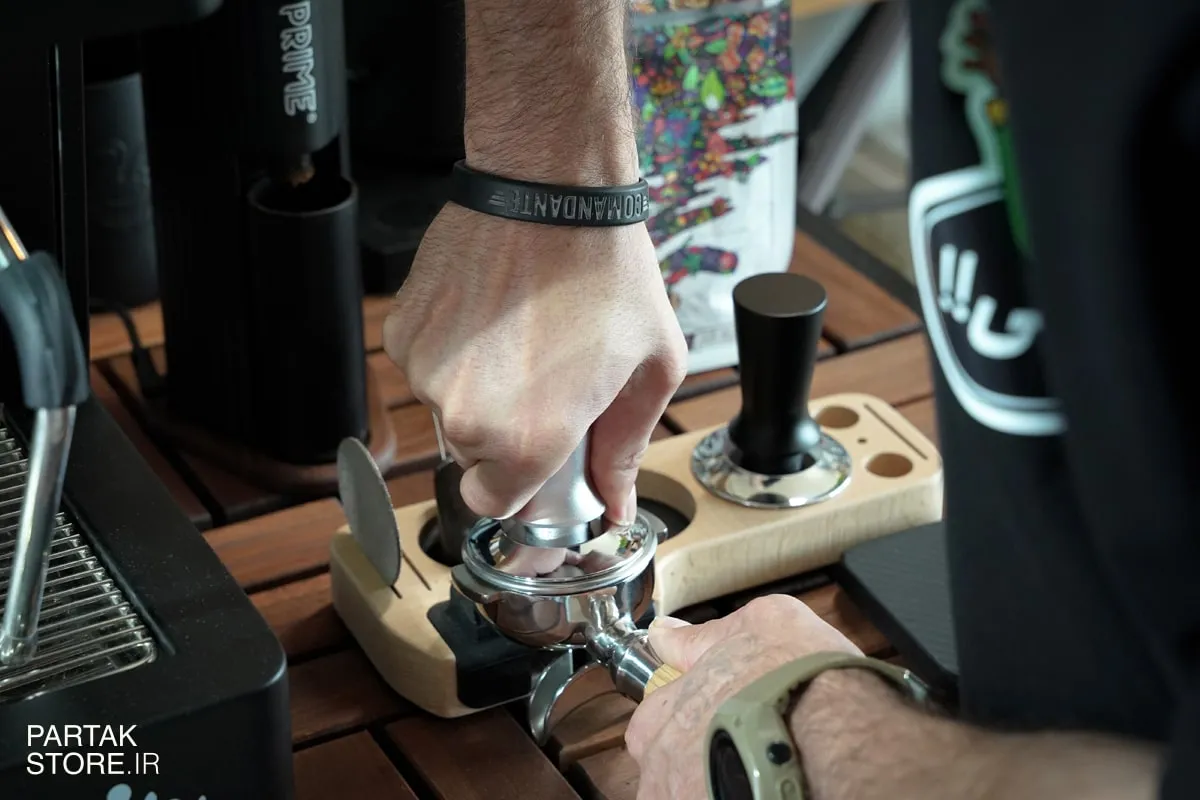 تکنیک WDT چیست؟ راهنمای علمی توزیع قهوه اسپرسو 2 چرا توزیع بر تمپ اولویت دارد؟